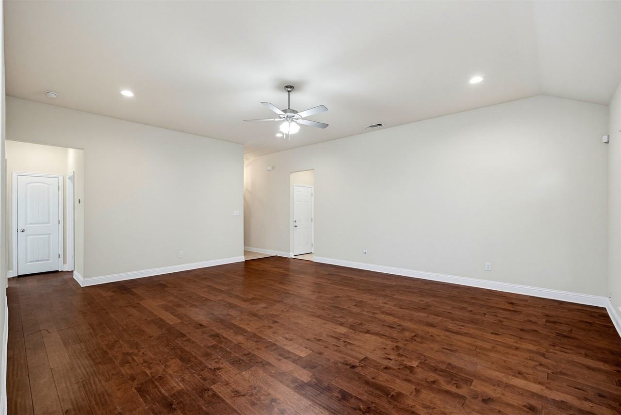 4721 Woodview Ln - Photo 3 of 22