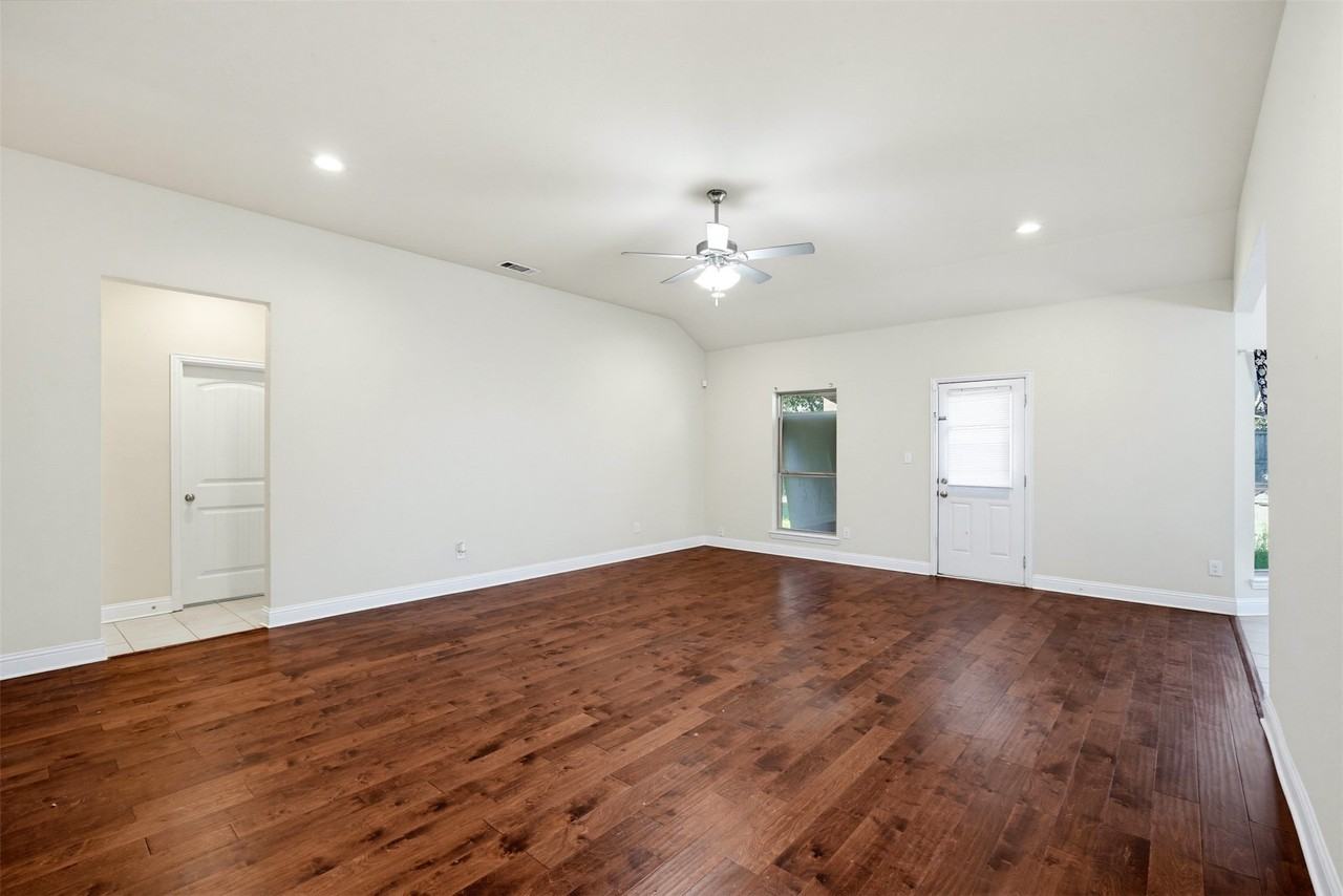 4721 Woodview Ln - Photo 4 of 22