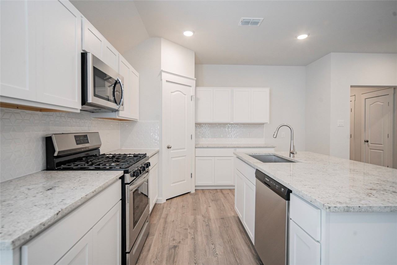 3108 Beau Daniel Dr - Photo 3 of 39