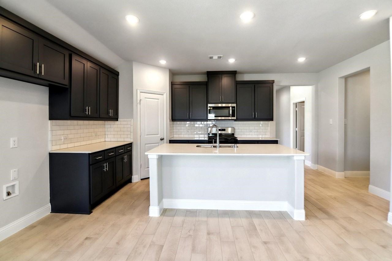 1317 Renato Dr - Photo 5 of 33