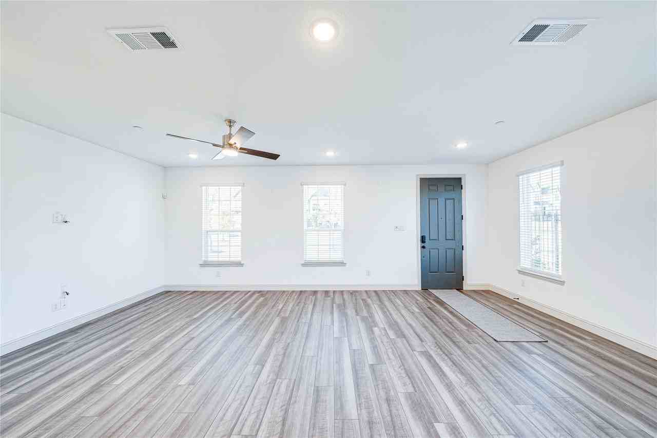 8888 Samara St - Photo 3 of 30