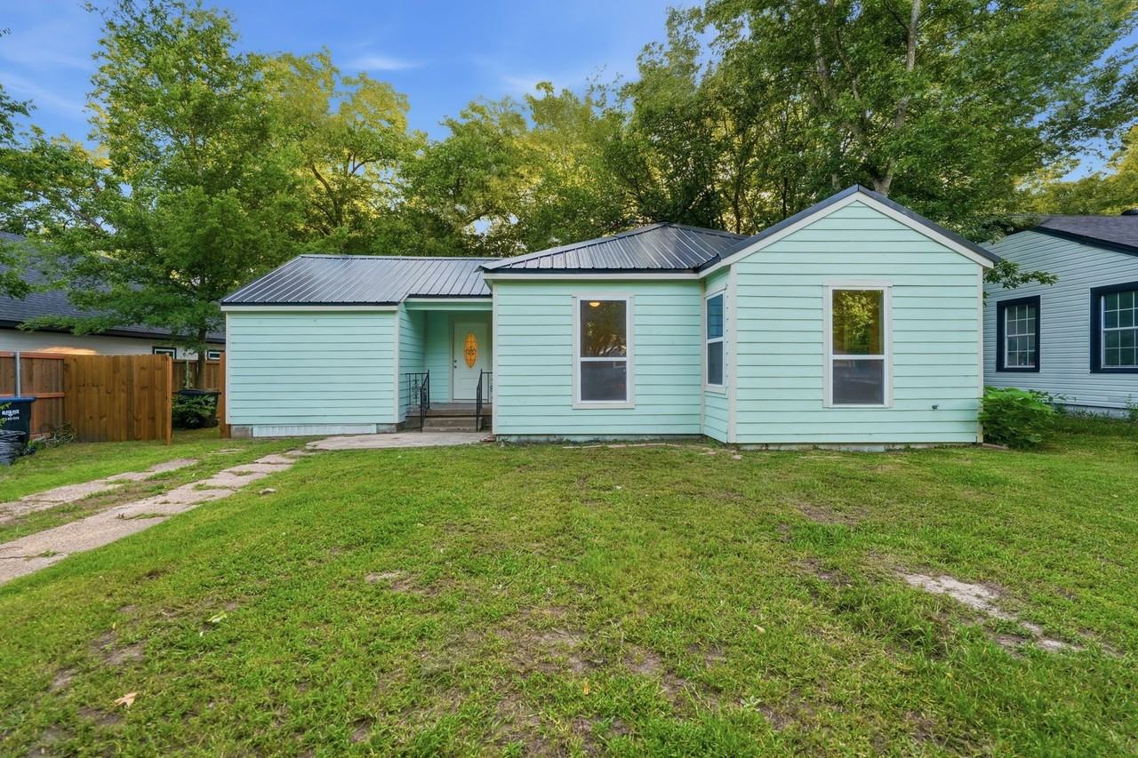1103 Bell Dr - Photo 2 of 19