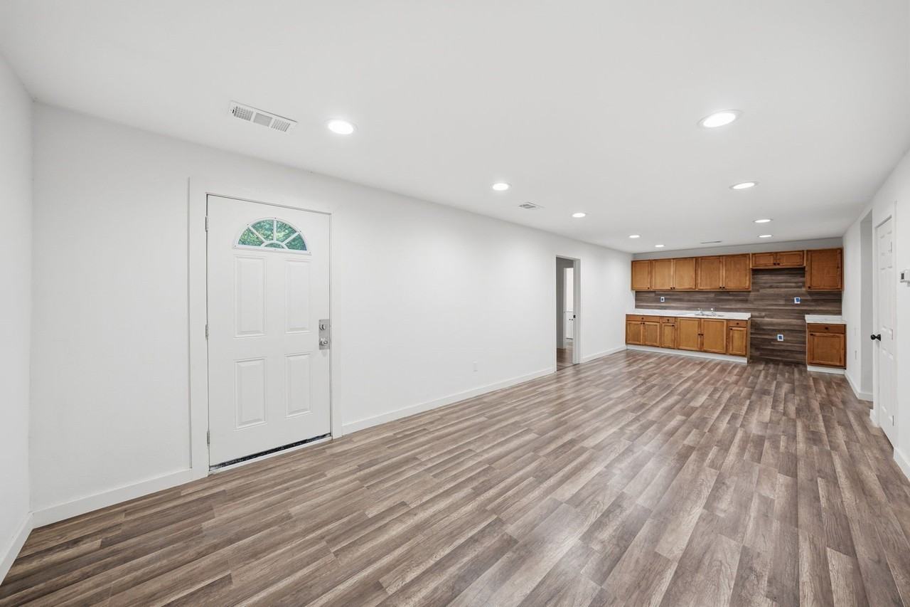 1103 Bell Dr - Photo 4 of 19