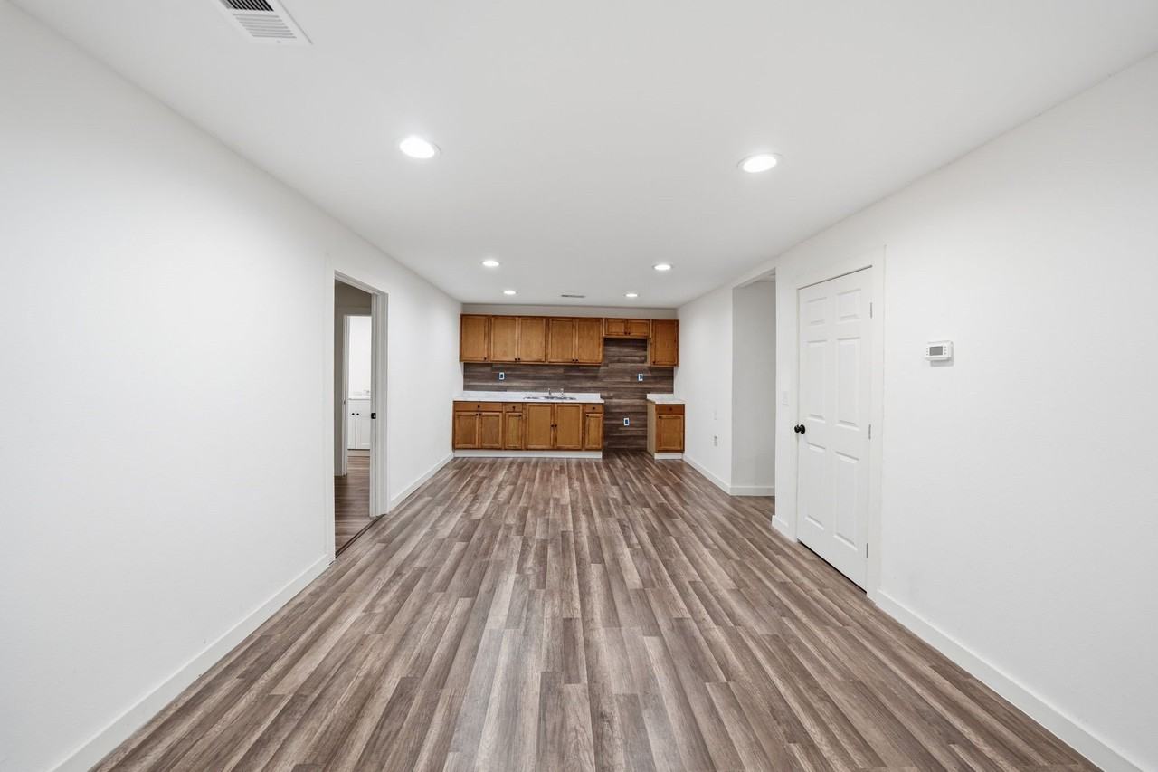 1103 Bell Dr - Photo 5 of 19