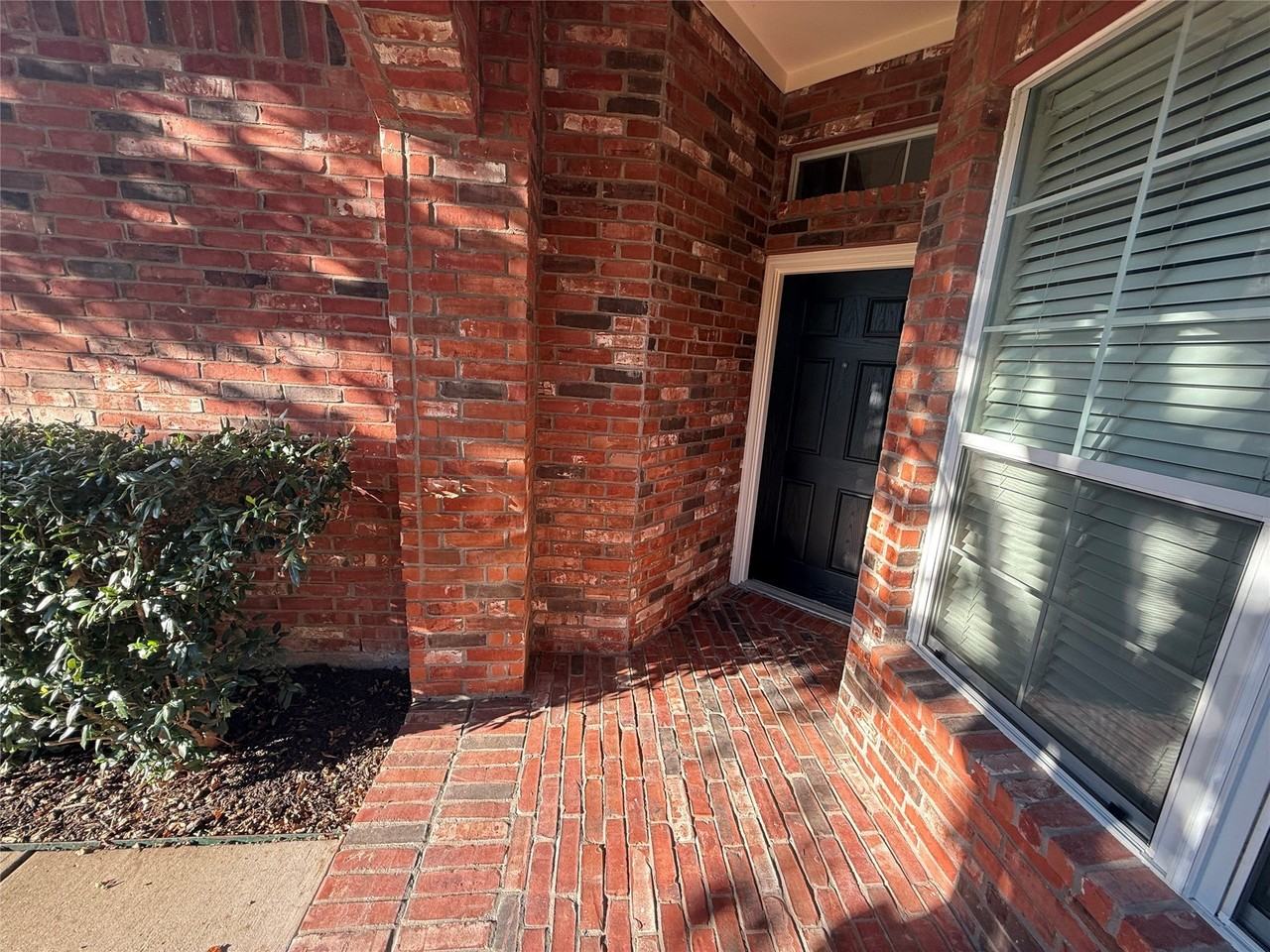 2113 Reston Dr - Photo 2 of 17
