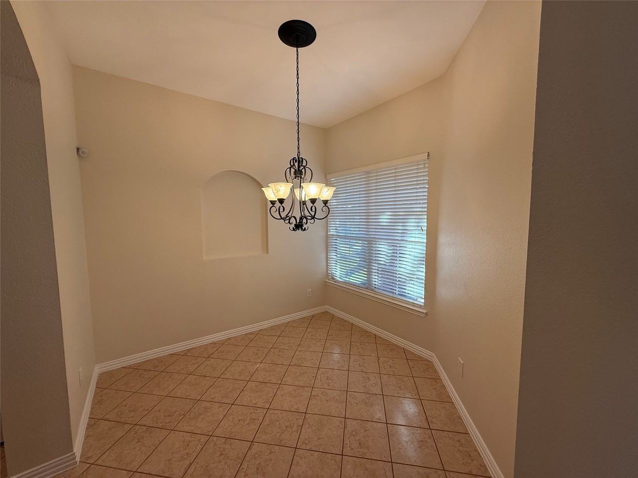 2113 Reston Dr - Photo 5 of 17