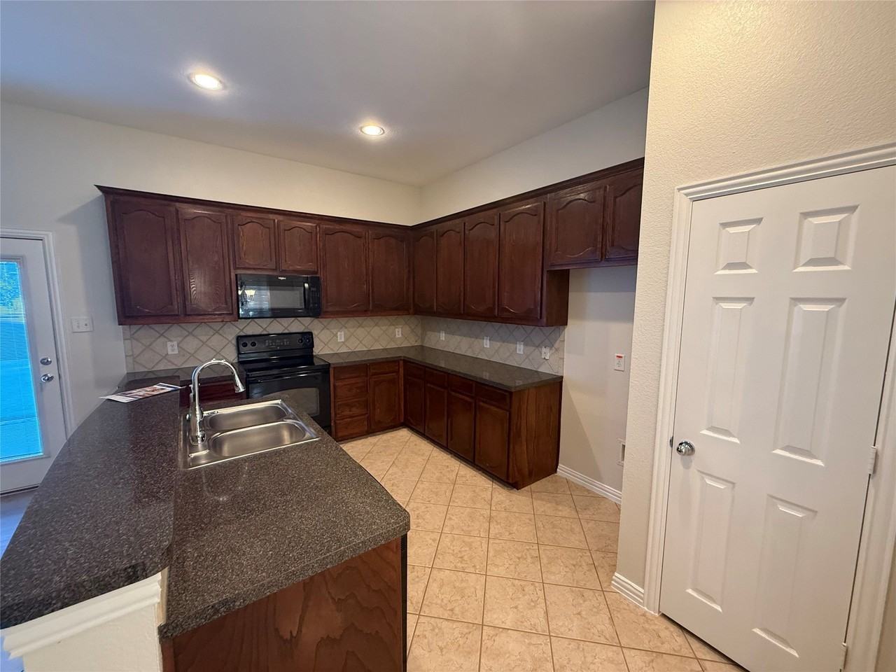 2113 Reston Dr - Photo 7 of 17