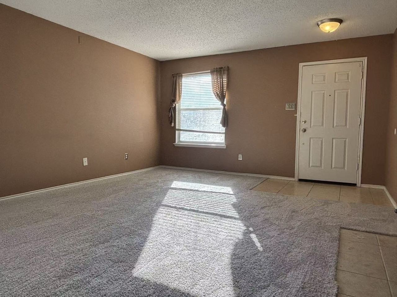 1645 Crown Point Dr - Photo 3 of 19