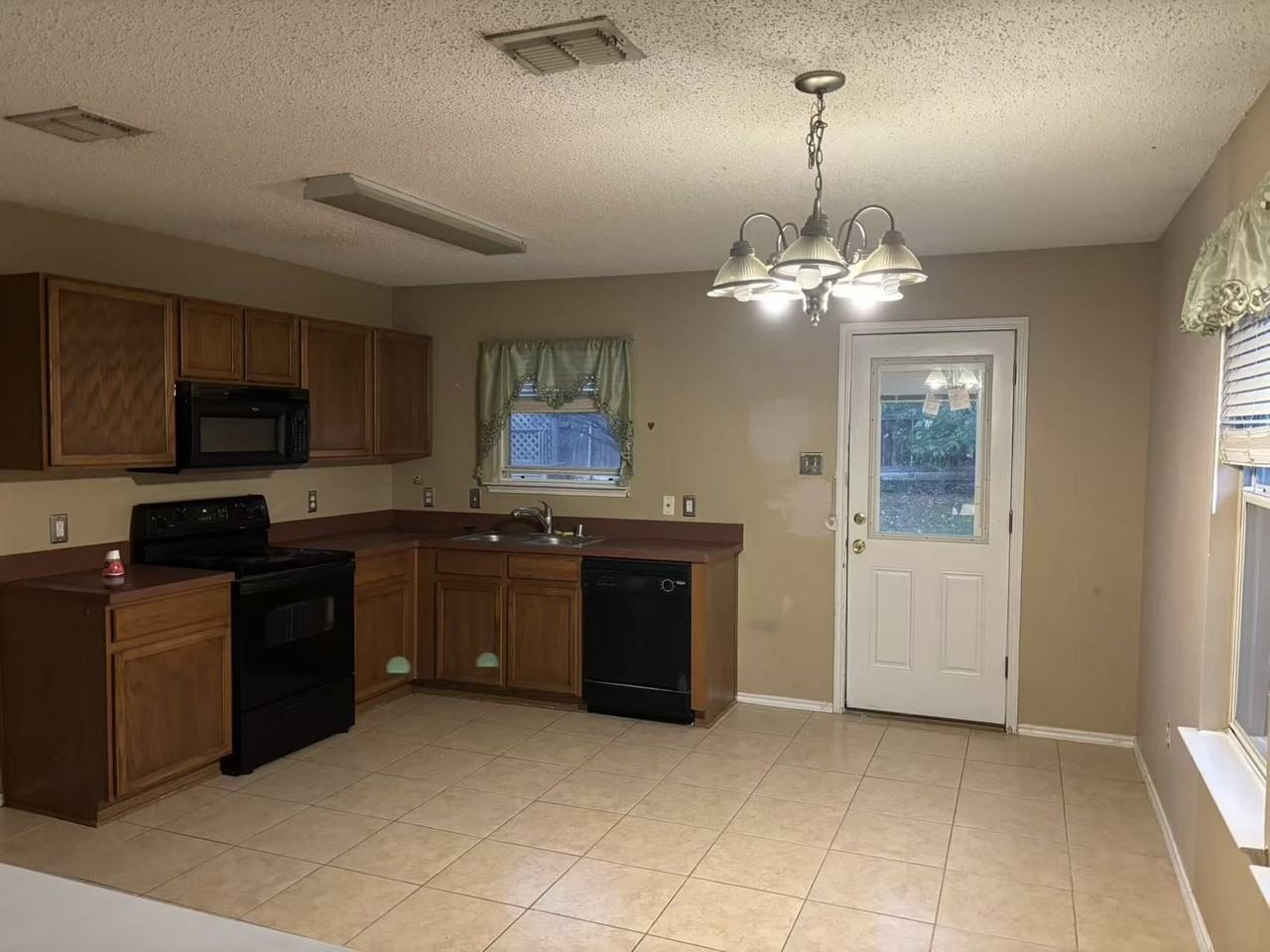 1645 Crown Point Dr - Photo 6 of 19
