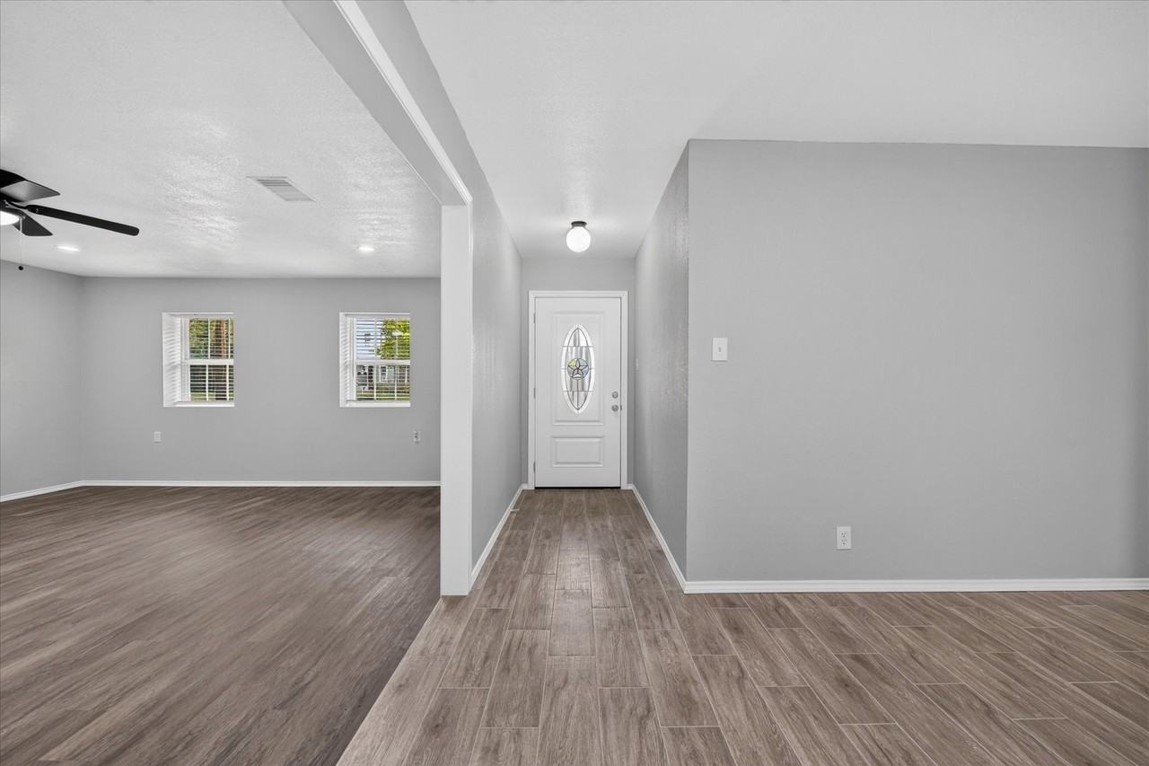 2023 N Bell Ave - Photo 4 of 34