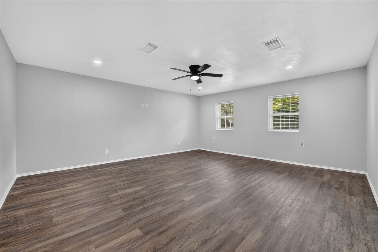 2023 N Bell Ave - Photo 5 of 34