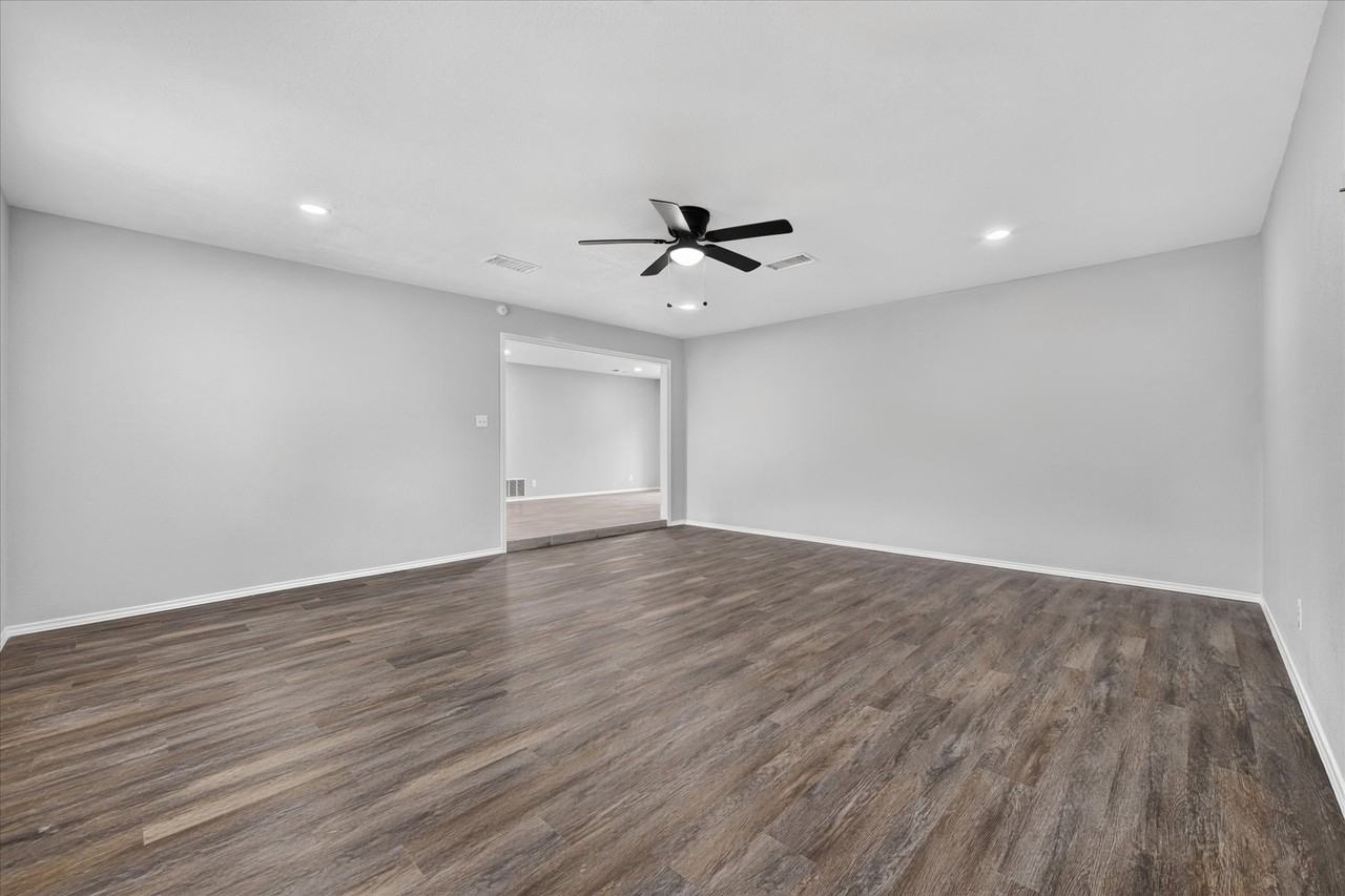 2023 N Bell Ave - Photo 7 of 34