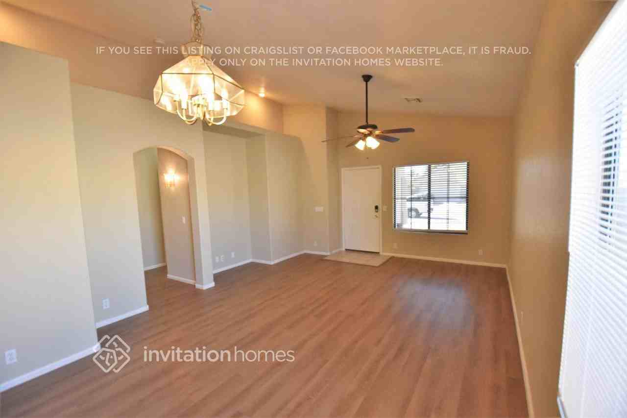 8934 W Paradise Dr - Photo 2 of 14