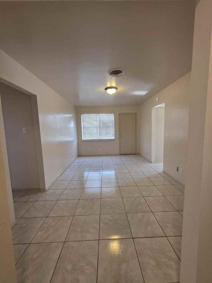 4805 Shadylane Dr - Photo 4 of 14
