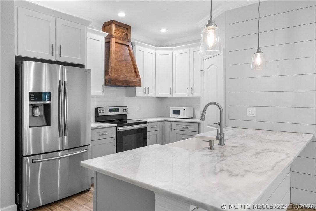 3091 Sw Otter Ln - Photo 2 of 49