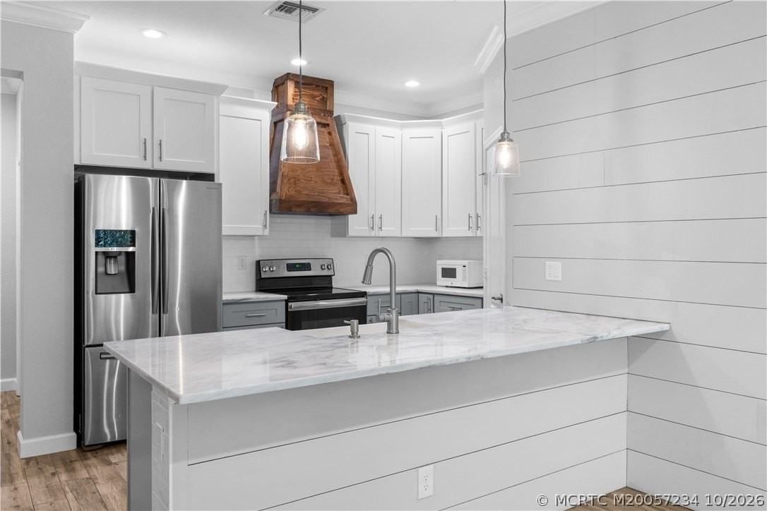 3091 Sw Otter Ln - Photo 3 of 49