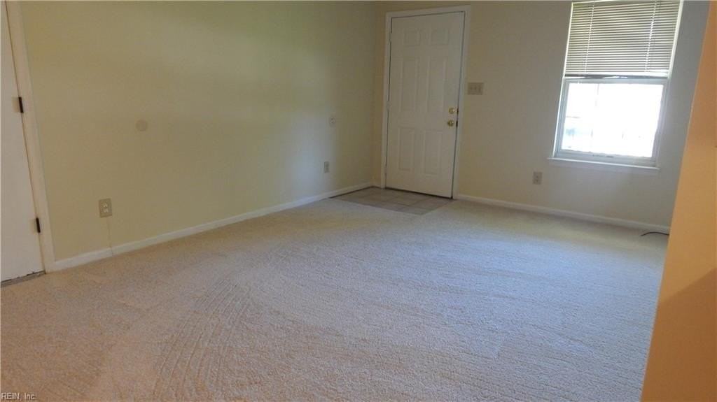 424 Gregory Ln - Photo 4 of 32