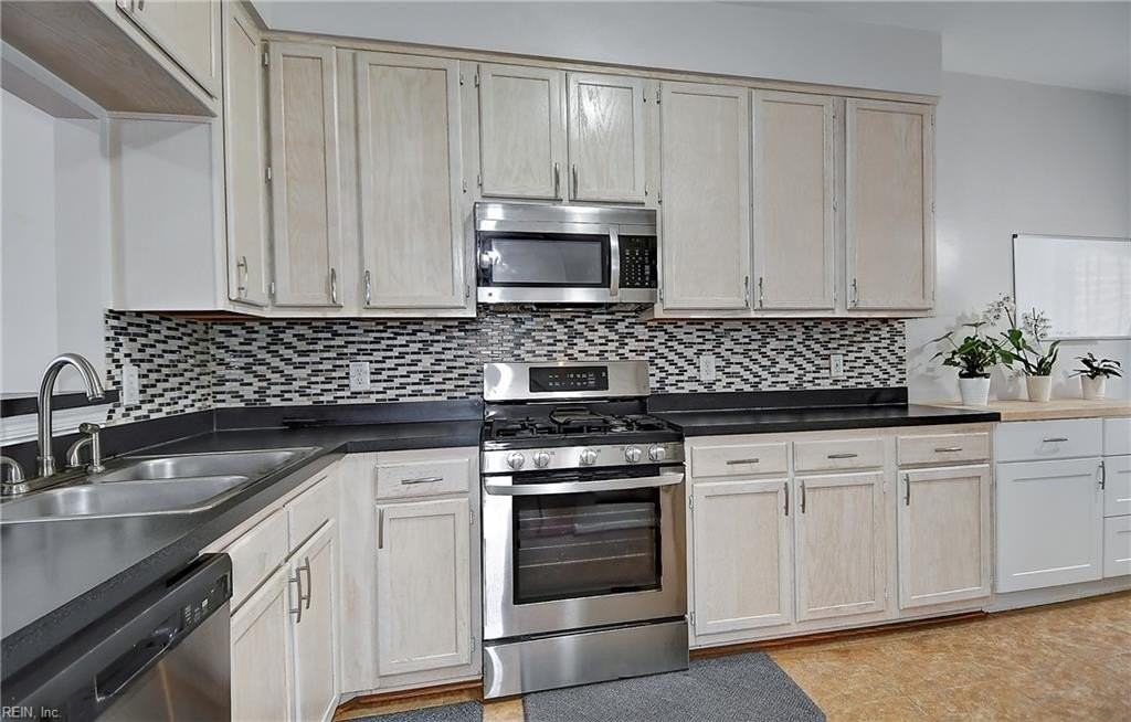 2641 Hartley St - Photo 4 of 35
