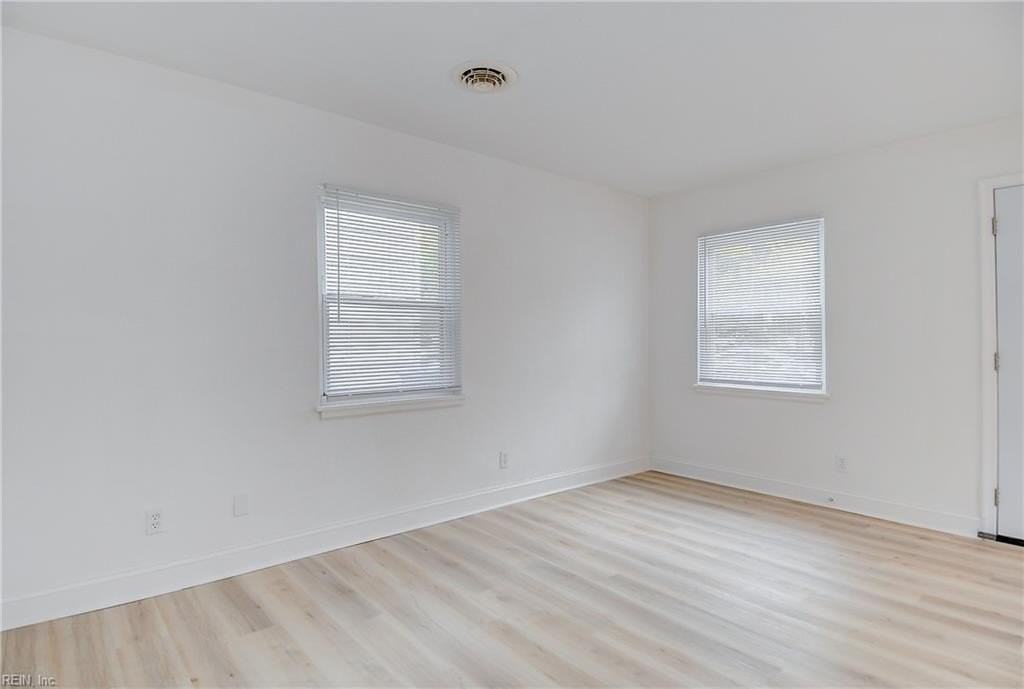 215 Forrest Ave - Photo 7 of 27