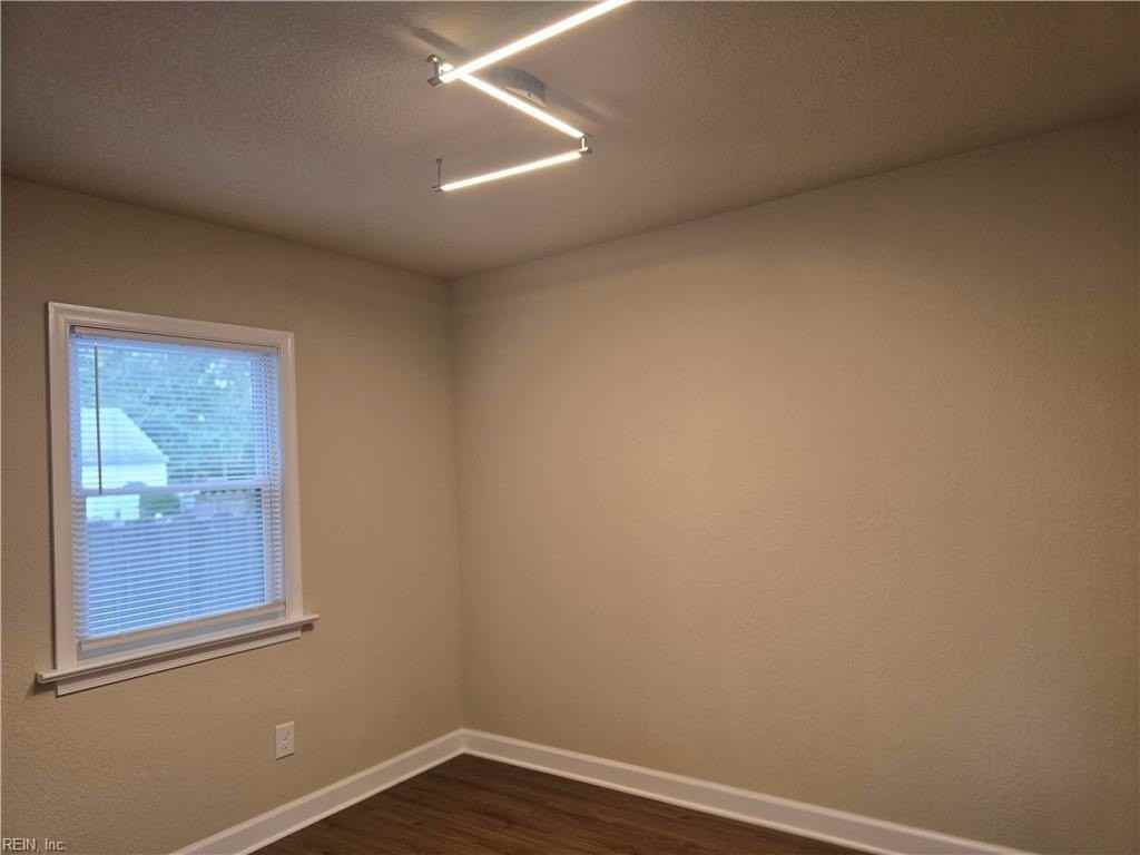 8452 Carlton St - Photo 5 of 35