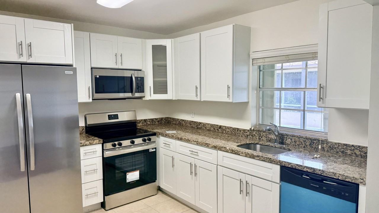8061 Sw 20th Pl #8061 - Photo 2 of 15