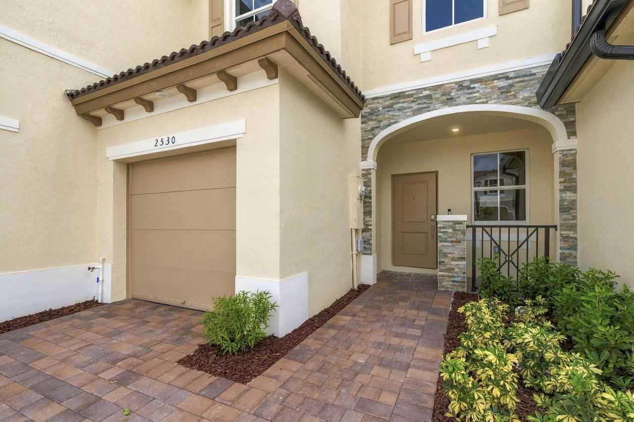 2530 Se 25th Dr - Photo 2 of 33
