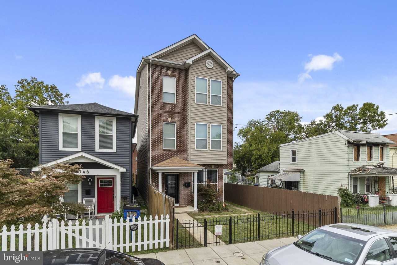 1048 48th Pl Ne - Photo 2 of 10