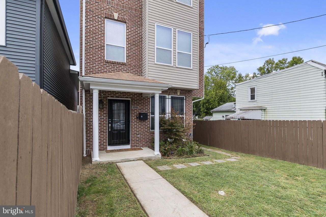 1048 48th Pl Ne - Photo 3 of 10