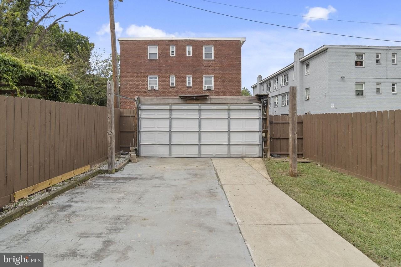 1048 48th Pl Ne - Photo 6 of 10