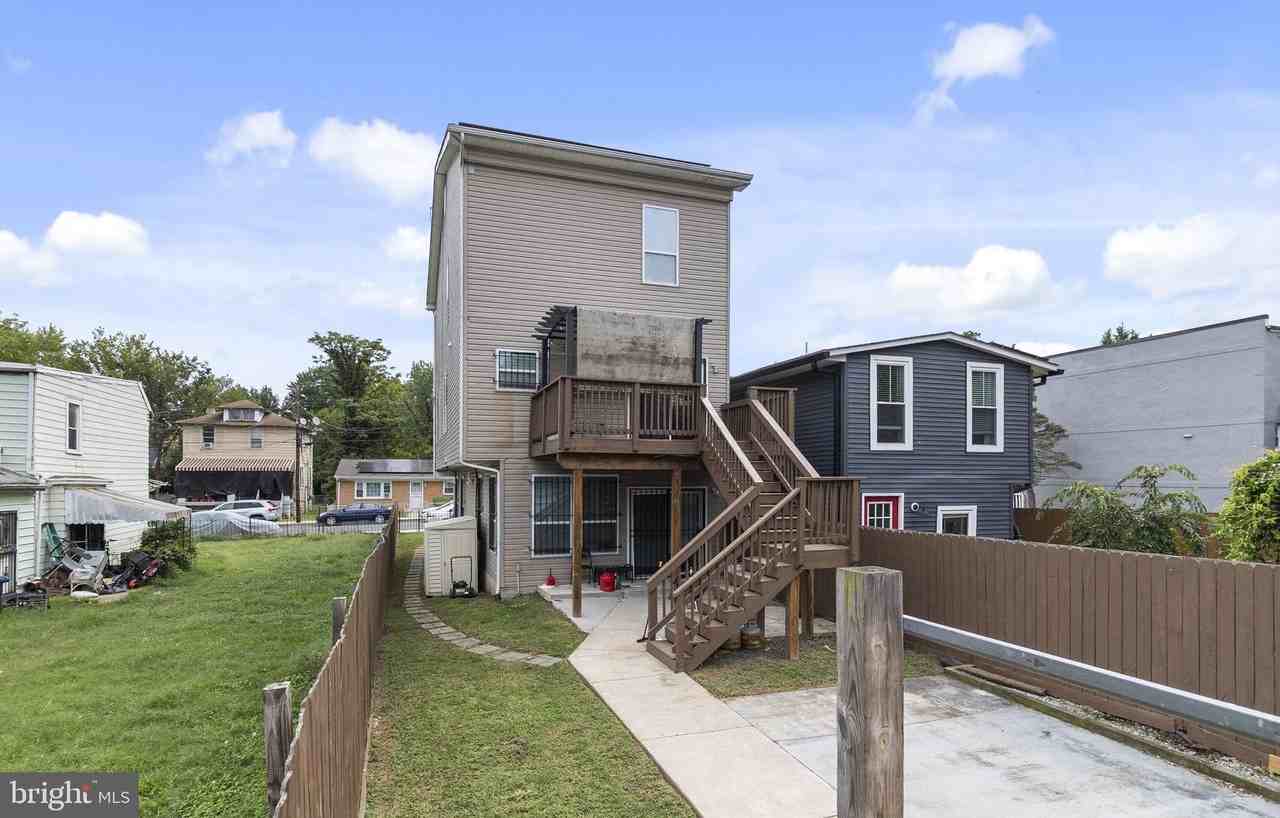 1048 48th Pl Ne - Photo 7 of 10