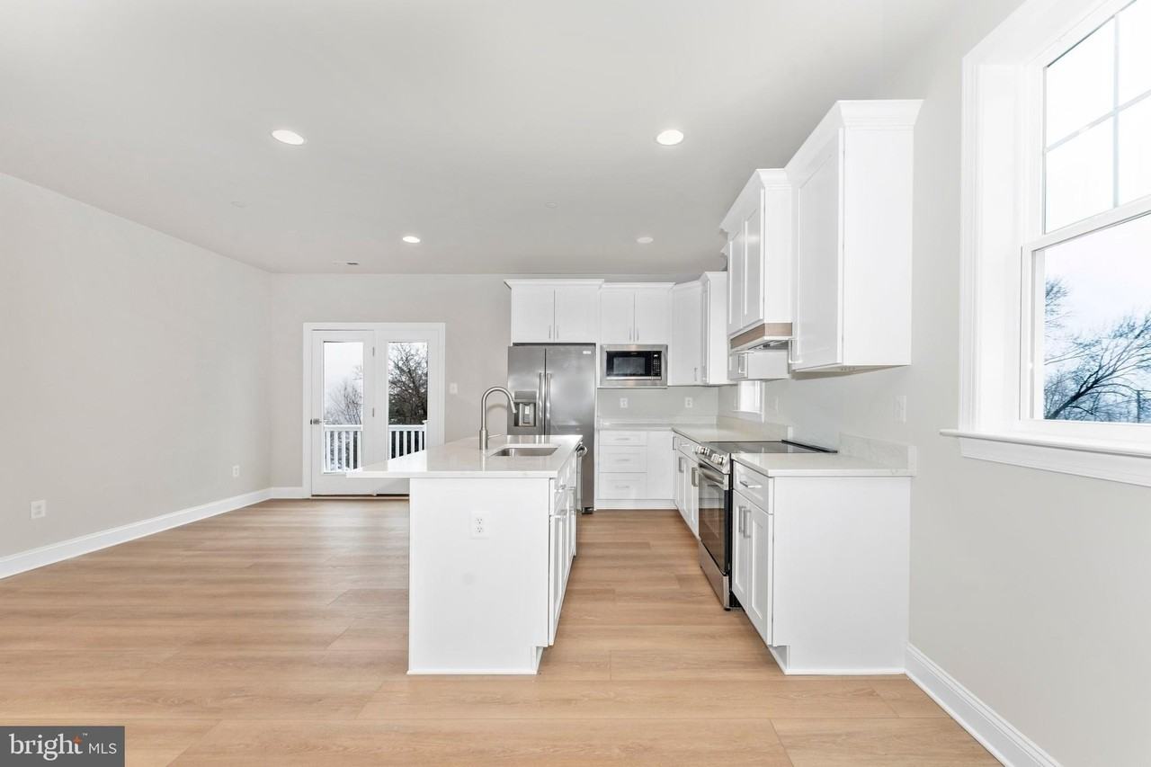 406 W Green St #A - Photo 3 of 30