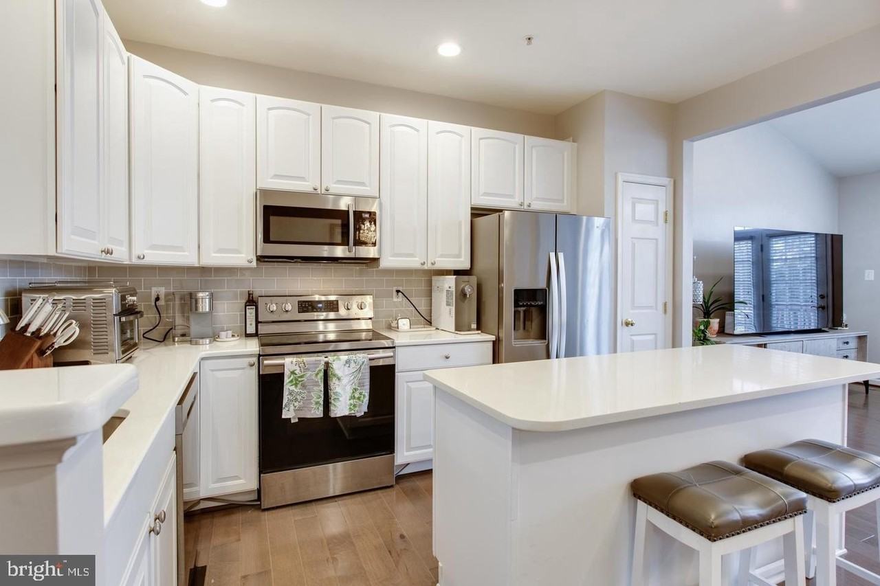 2108 Bexley Dr - Photo 6 of 48