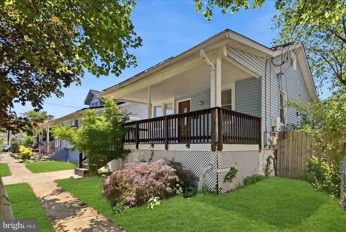4318 Lawrence St - Photo 3 of 36