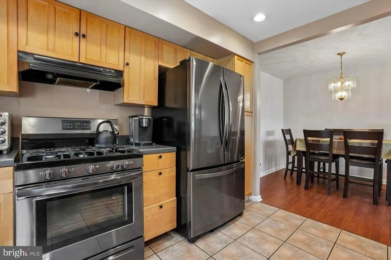 8556 Castor Ave - Photo 4 of 25