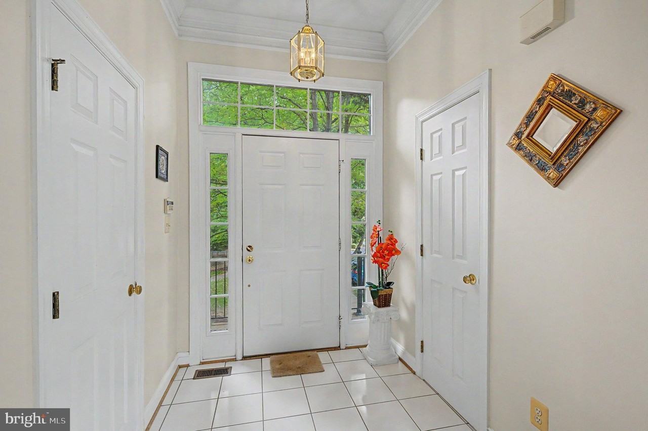9400 Regency Crest Dr - Photo 4 of 37