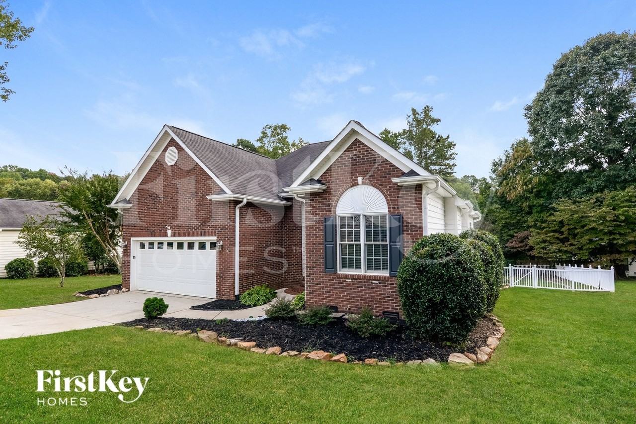 209 Bennington Dr - Photo 2 of 15