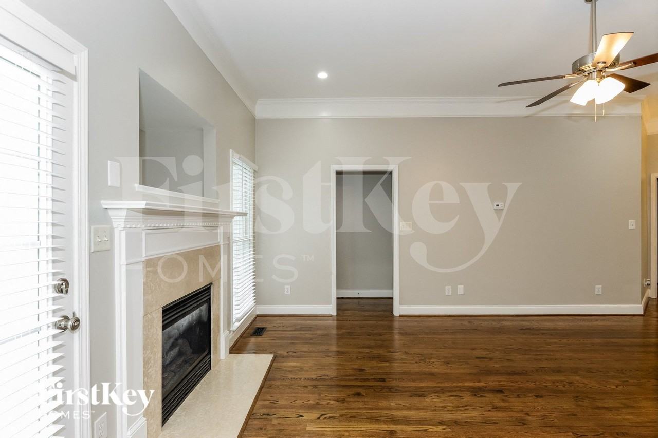 209 Bennington Dr - Photo 3 of 15