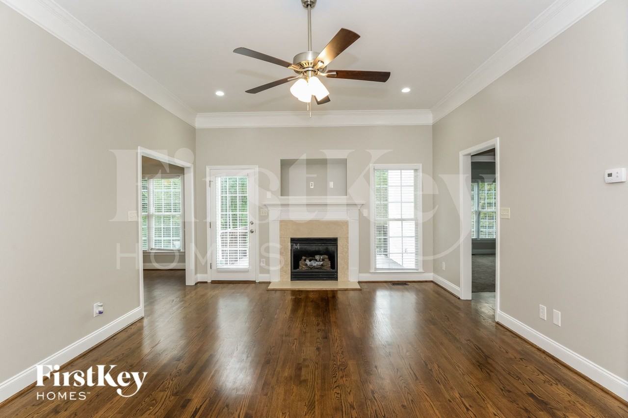 209 Bennington Dr - Photo 4 of 15