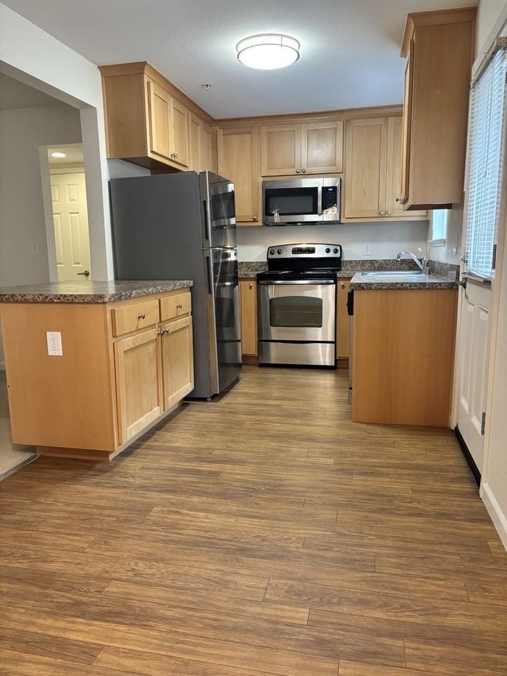 831 University Ave - Photo 6 of 17