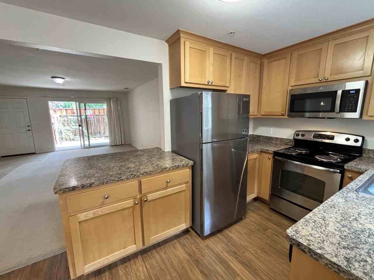 831 University Ave - Photo 4 of 17