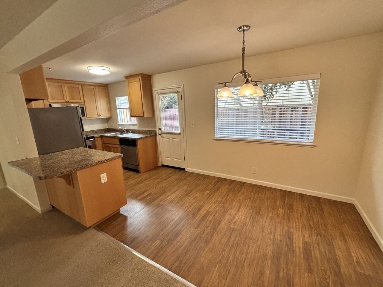 831 University Ave - Photo 7 of 17