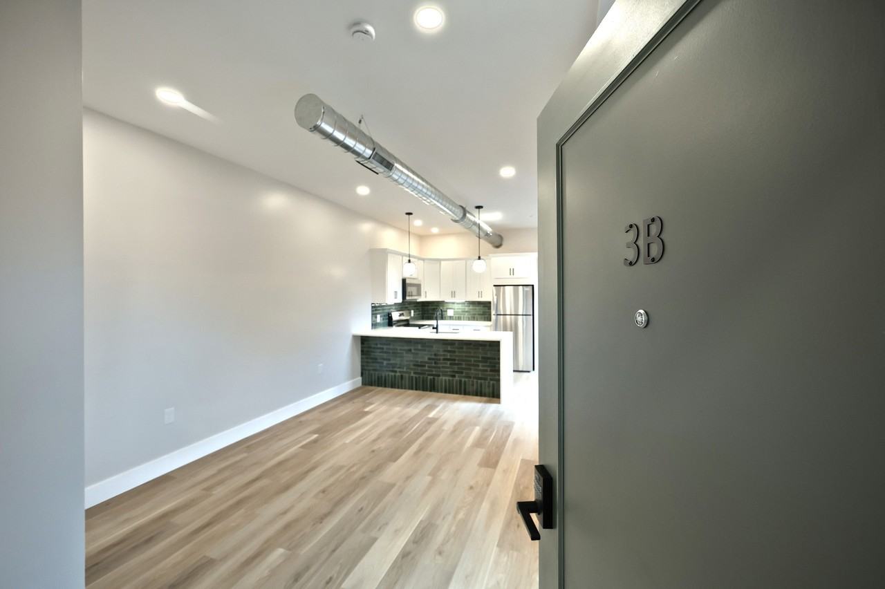 1111 N George St #3B - Photo 3 of 15