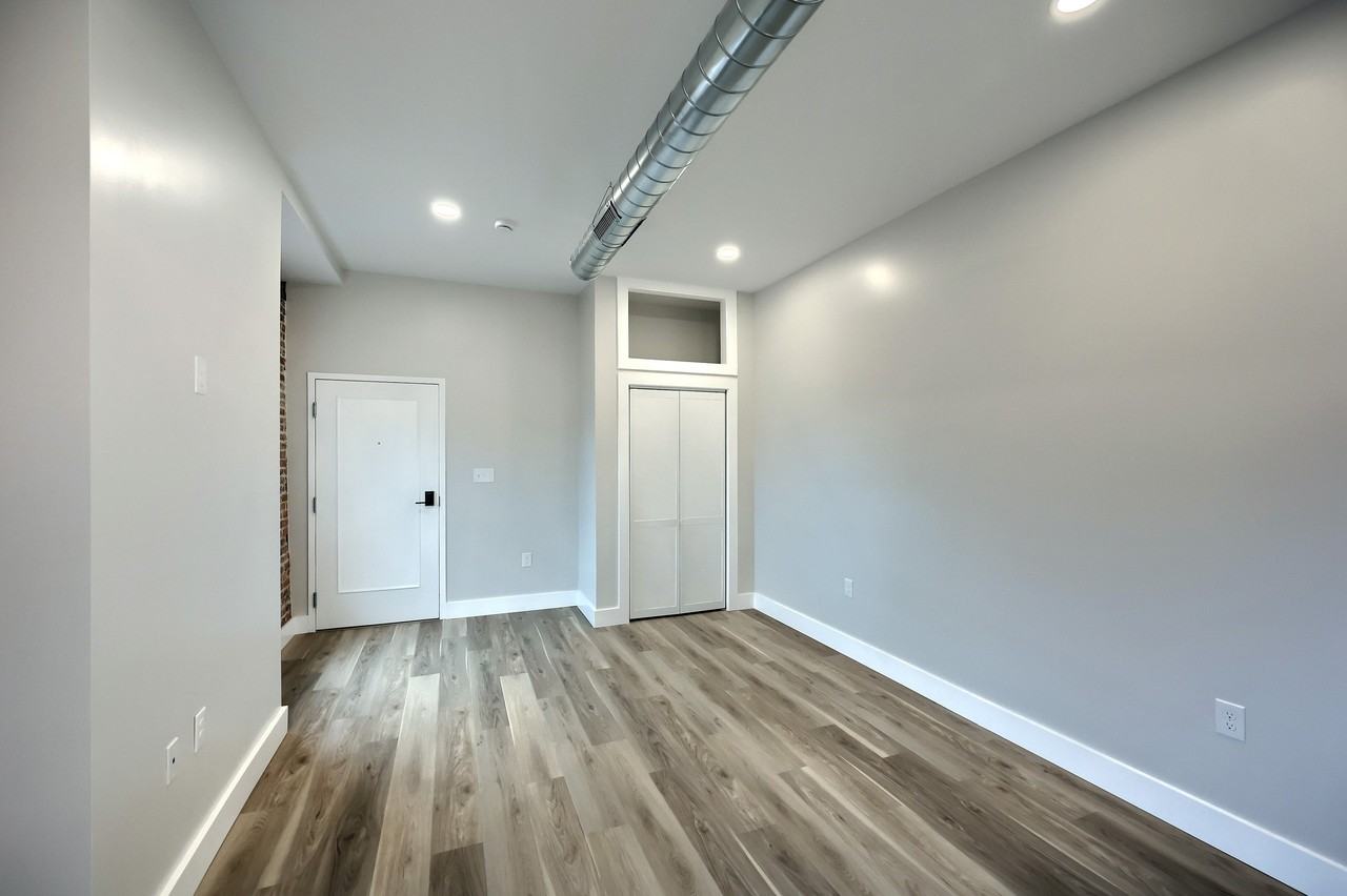 1111 N George St #3B - Photo 4 of 15