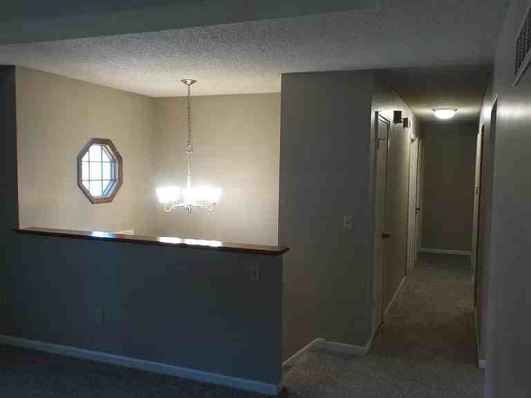 10721 N Walnut St - Photo 2 of 5