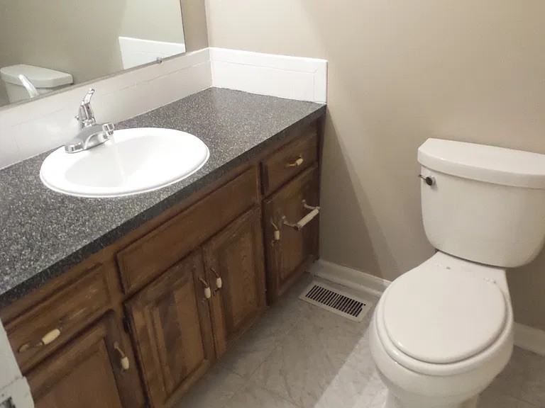 10721 N Walnut St - Photo 3 of 5