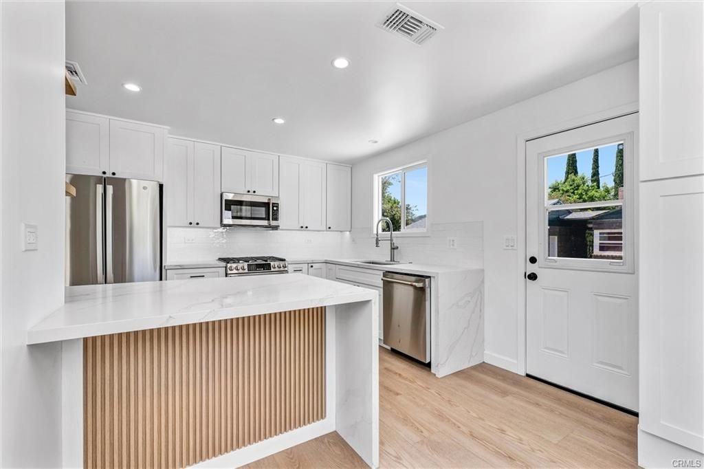 905 Arwin St - Photo 7 of 16
