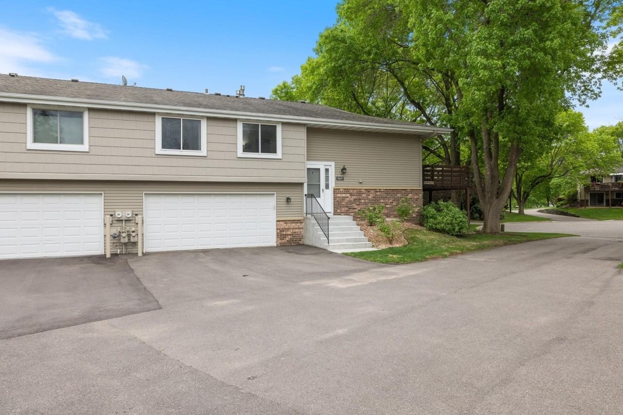 9619 Ensign Cir - Photo 2 of 27