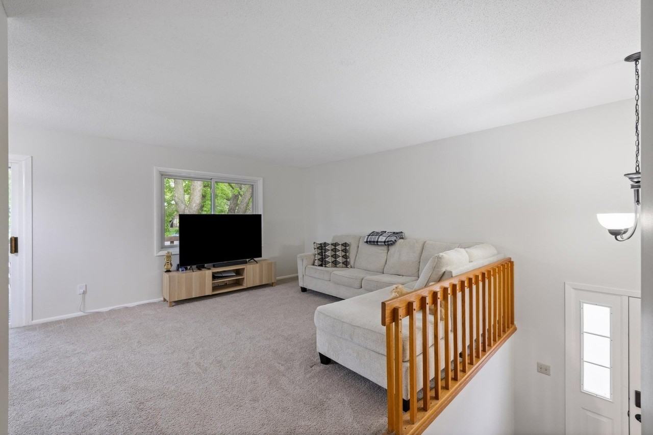 9619 Ensign Cir - Photo 7 of 27