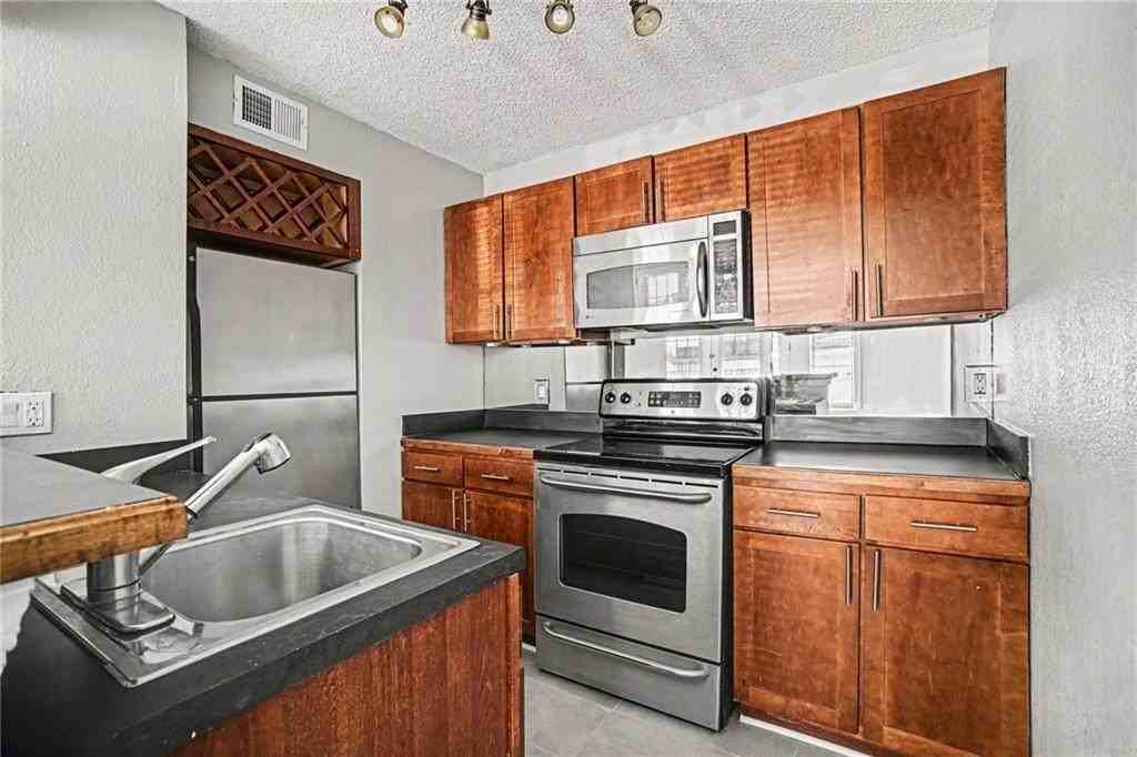 4727 Jarboe St - Photo 3 of 12