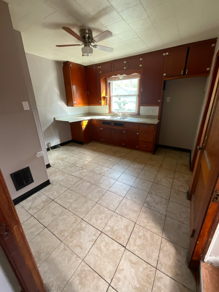 83 Fisher St - Photo 4 of 7